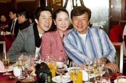 成龙有几个儿子和女儿,儿女双全，传承成龙精神